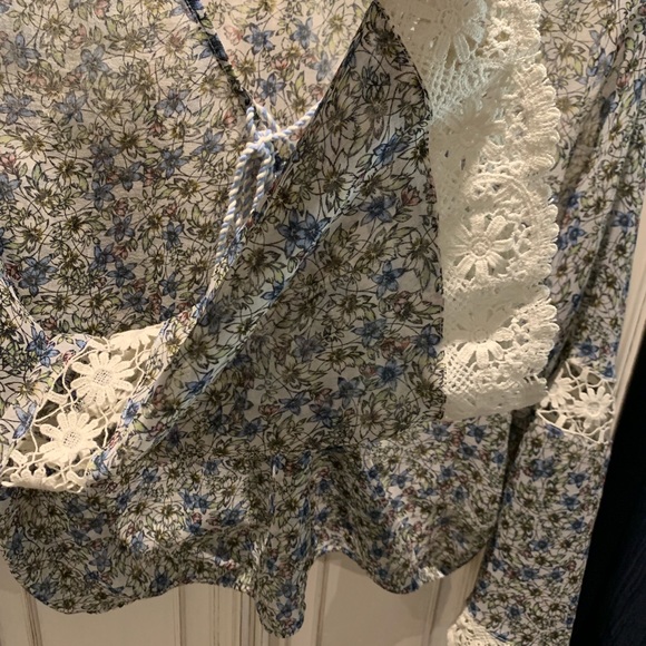 Cupcakes and Cashmere L EUC bell sleeve top - Picture 2 of 6